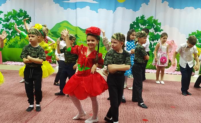 Развлечение "Поздравляем наших девочек"