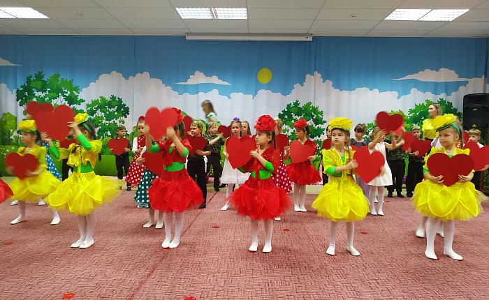 Развлечение "Поздравляем наших девочек"